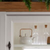 Zoom sur l'extension du buffet en bois blanc