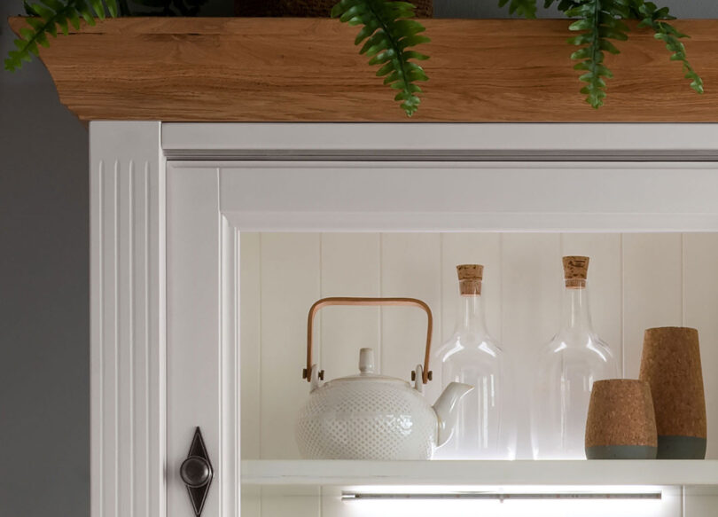Zoom sur l'extension du buffet en bois blanc