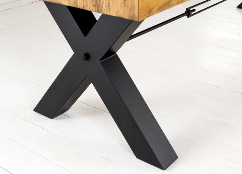 Piétement en métal noir de la grande table de repas