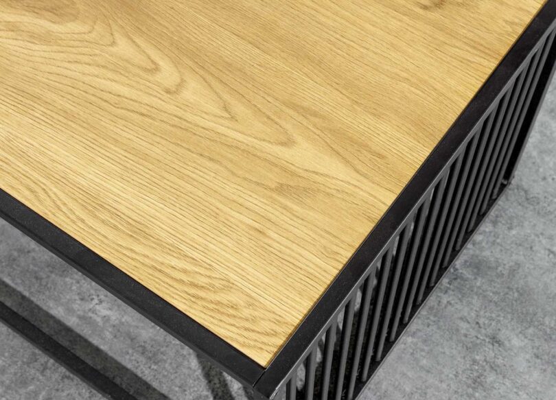 Zoom sur le plateau aspect bois naturel
