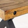 Zoom sur le bois de pin recyclé de la table à manger