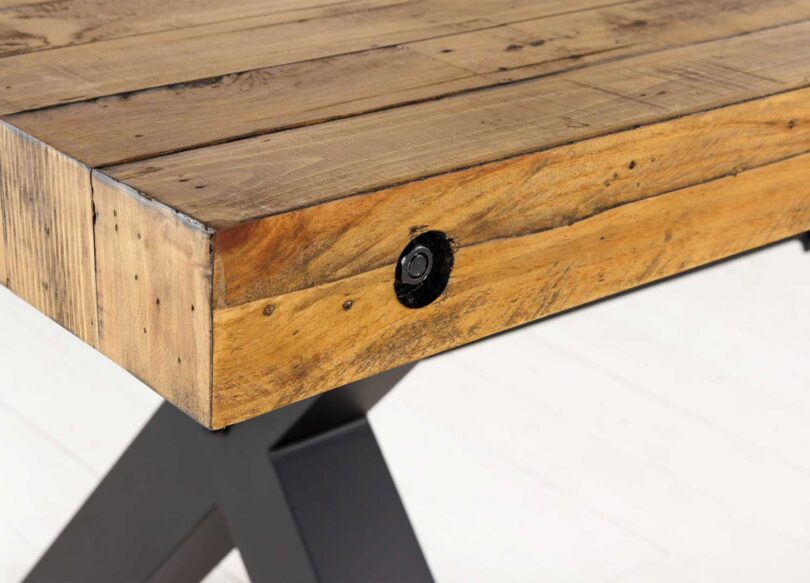 Zoom sur le bois de pin recyclé de la table à manger