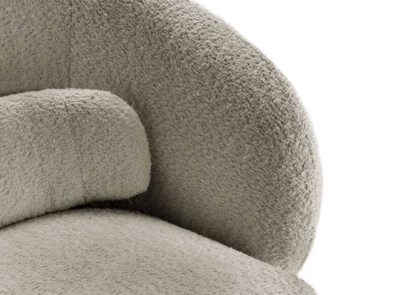 Zoom sur le fauteuil en tissu bouclé taupe