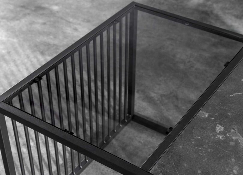 Zoom sur le verre fumé de la table basse aspect marbre