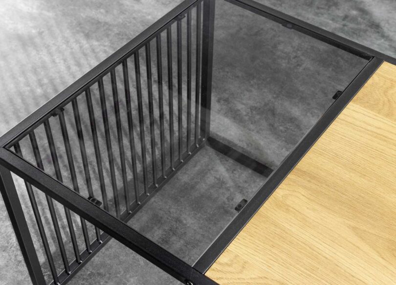 Zoom sur le plateau en verre fumé de la table basse