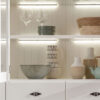Zoom sur l'intérieur de la vitrine en bois massif blanche