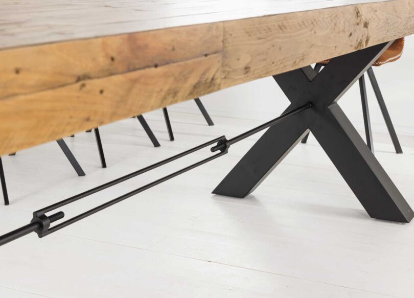 Zoom sur le piétement en métal de la table de repas
