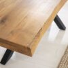Zoom sur le plateau de la table en bois de chêne