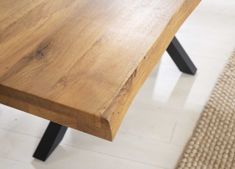 Zoom sur le plateau de la table en bois de chêne