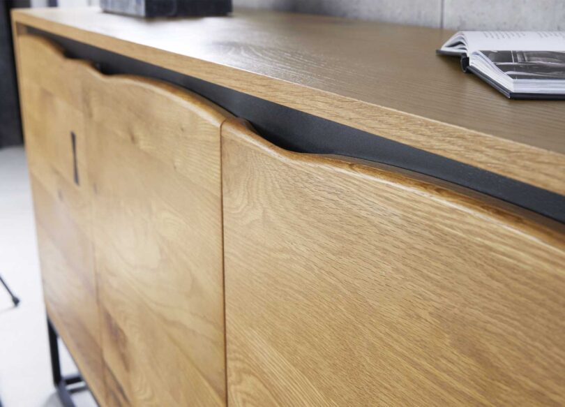 Zoom sur les 3 portes du buffet en bois de chêne