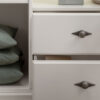Zoom sur les tiroirs de la commode blanche