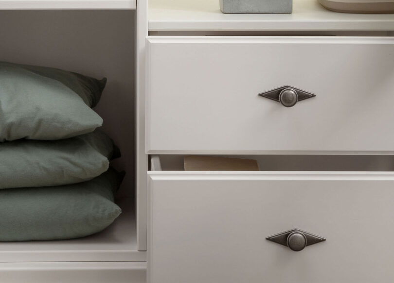 Zoom sur les tiroirs de la commode blanche