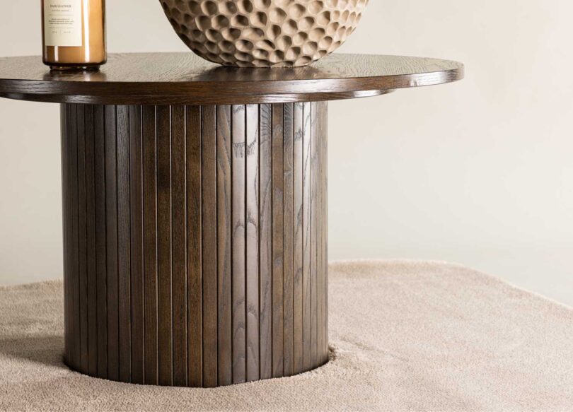 Zoom sur la table basse ronde 80cm en bois foncé