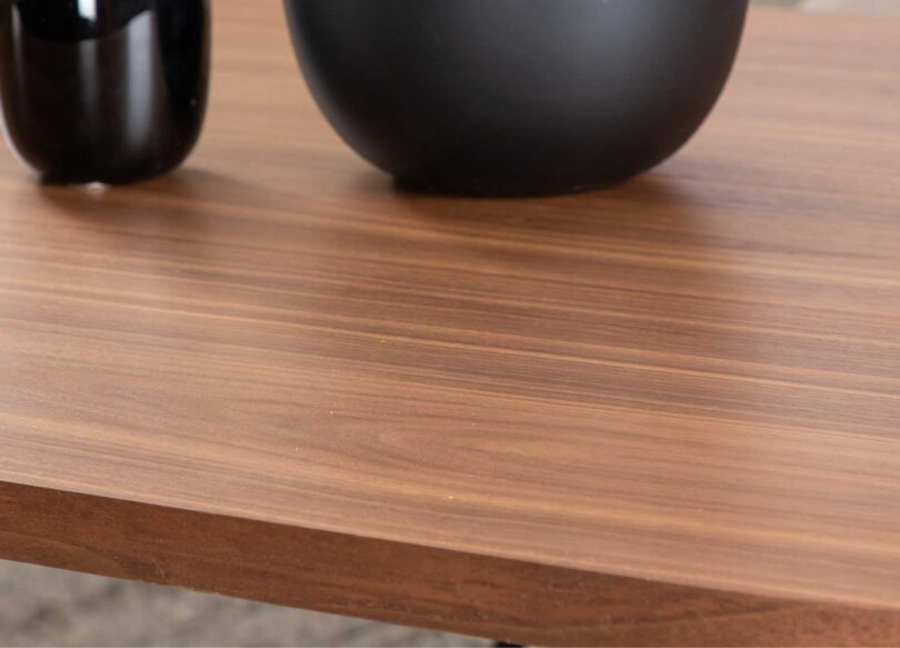 Aspect du plateau en placage noyer de la table de repas