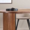 Zoom sur la table de repas en bois