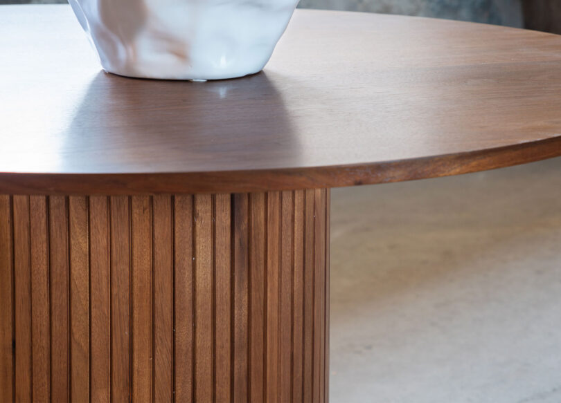 Zoom sur le plateau de la table de repas aspect noyer