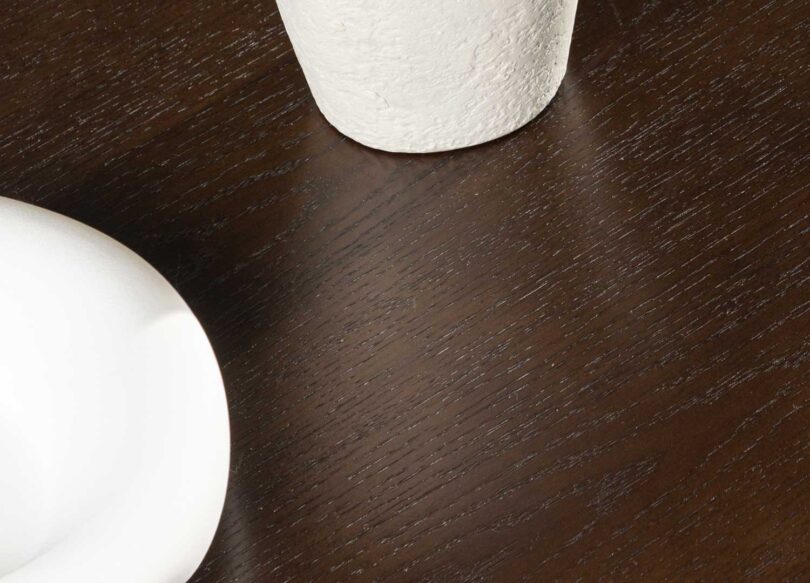Zoom sur le bois foncé de la table de salon
