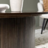 Zoom sur la table basse ovale en bois foncé