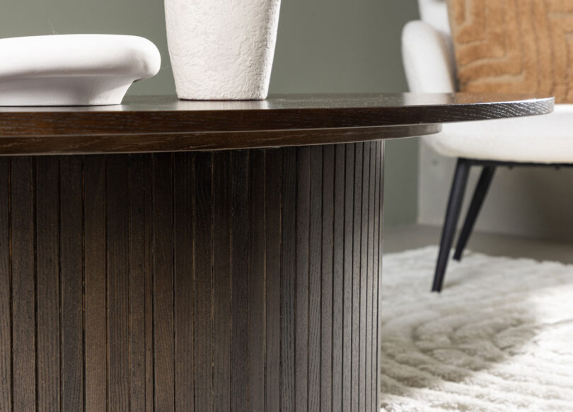 Zoom sur la table basse ovale en bois foncé