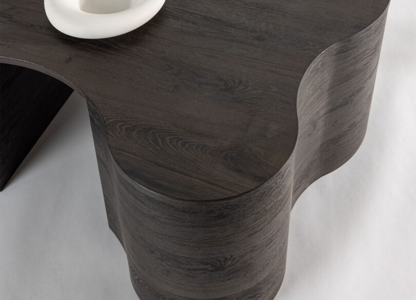 Zoom sur la table basse foncée avec ses formes originales et arrondis
