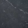 Zoom sur l'aspect marbre de la table basse ronde