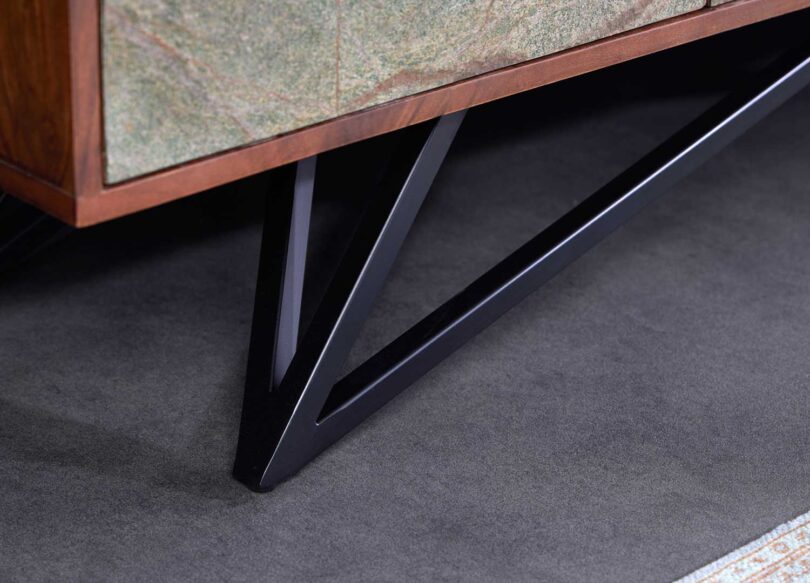 Zoom sur le piétement du buffet en bois massif d'acacia