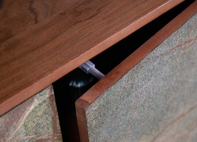 Système push up des portes du buffet