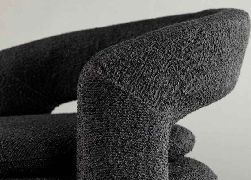 Zoom sur le tissu noir aspect bouclette