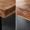 Zoom sur les coins du plateau de table en bois de sesham massif