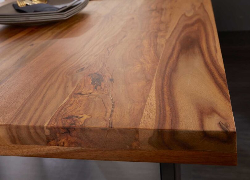 Plateau de la table de repas en bois massif