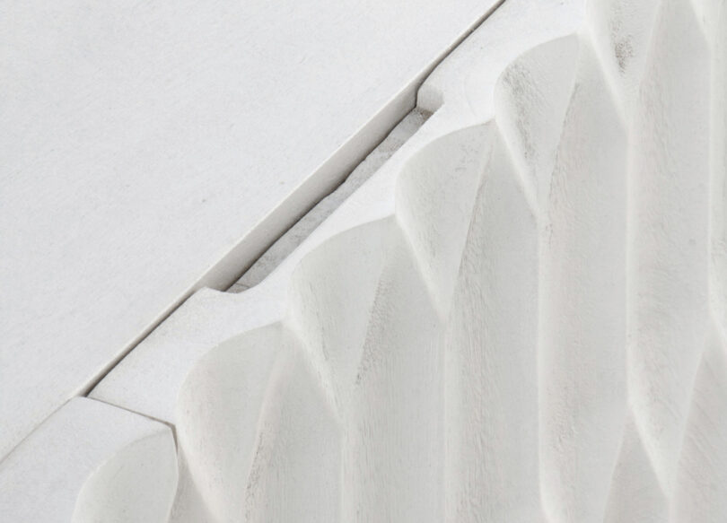 Buffet en bois blanc massif 177cm façades en reliefs desgin