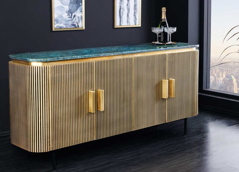 Buffet 4 portes en bois de manguier doré et marbre vert