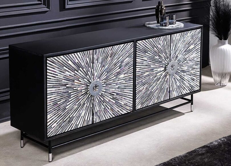 Buffet en bois massif noir avec décor en façades os de chameaux