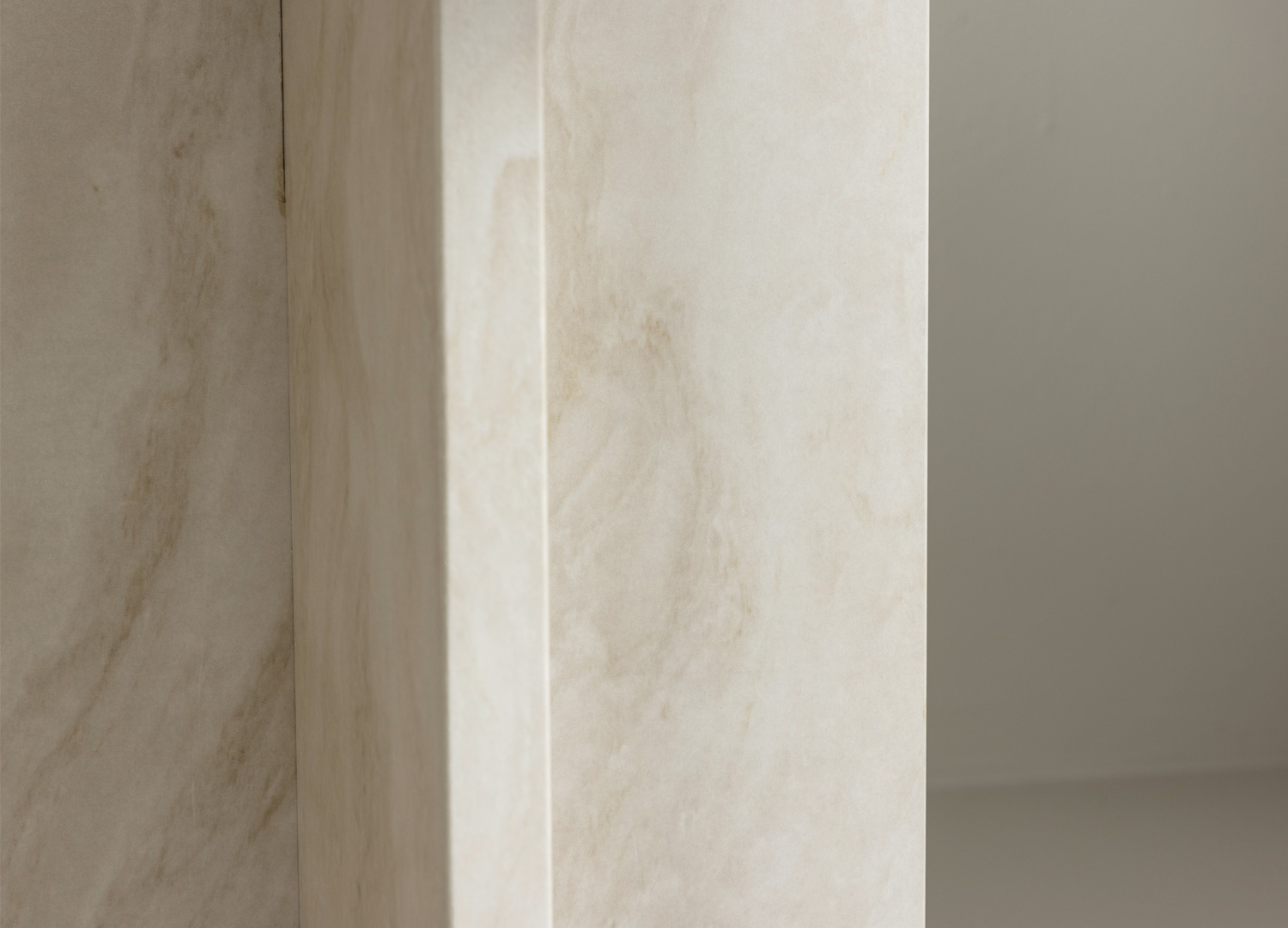 Bout de canapé aspect marbre beige moderne de 40cm