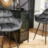 Lot de deux chaises de bar en velours gris matelassé avec fonction rotative