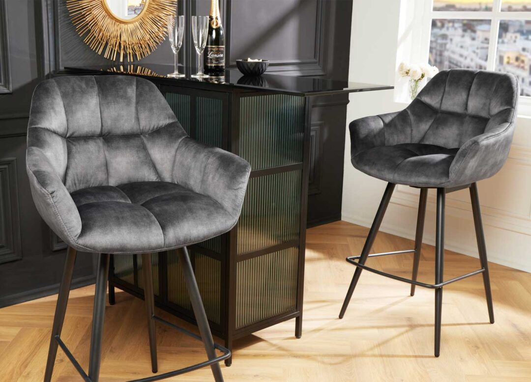 Lot de deux chaises de bar en velours gris matelassé avec fonction rotative