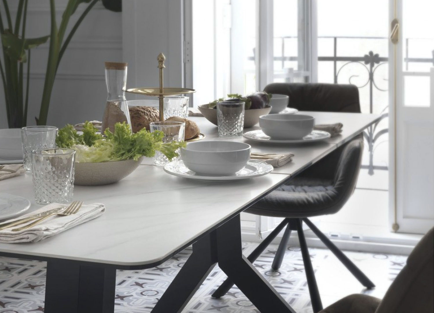 Table de salle à manger blanche aspect marbre extensible de 160 à 210cm