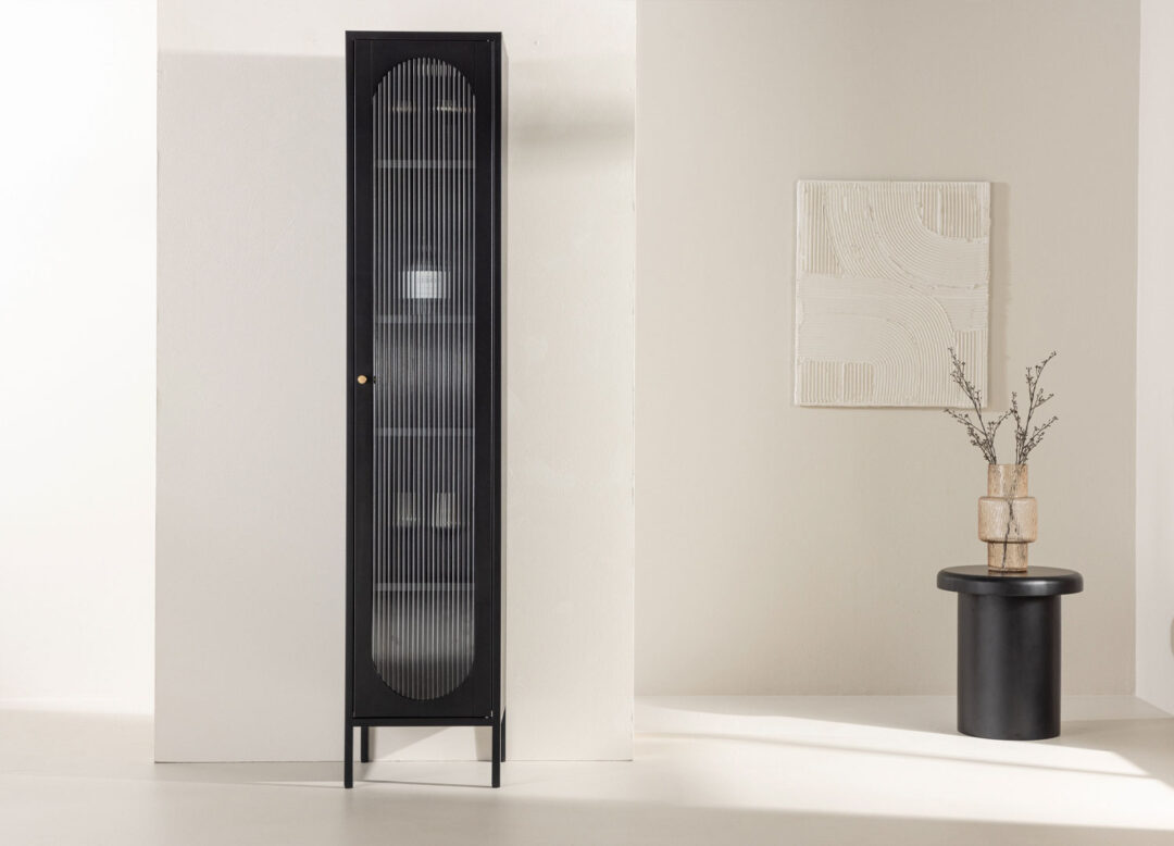 Vitrine haute de 180cm en métal noir avec 1 porte vitrée en verre strtié