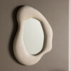 Miroir de forme organique en velours beige