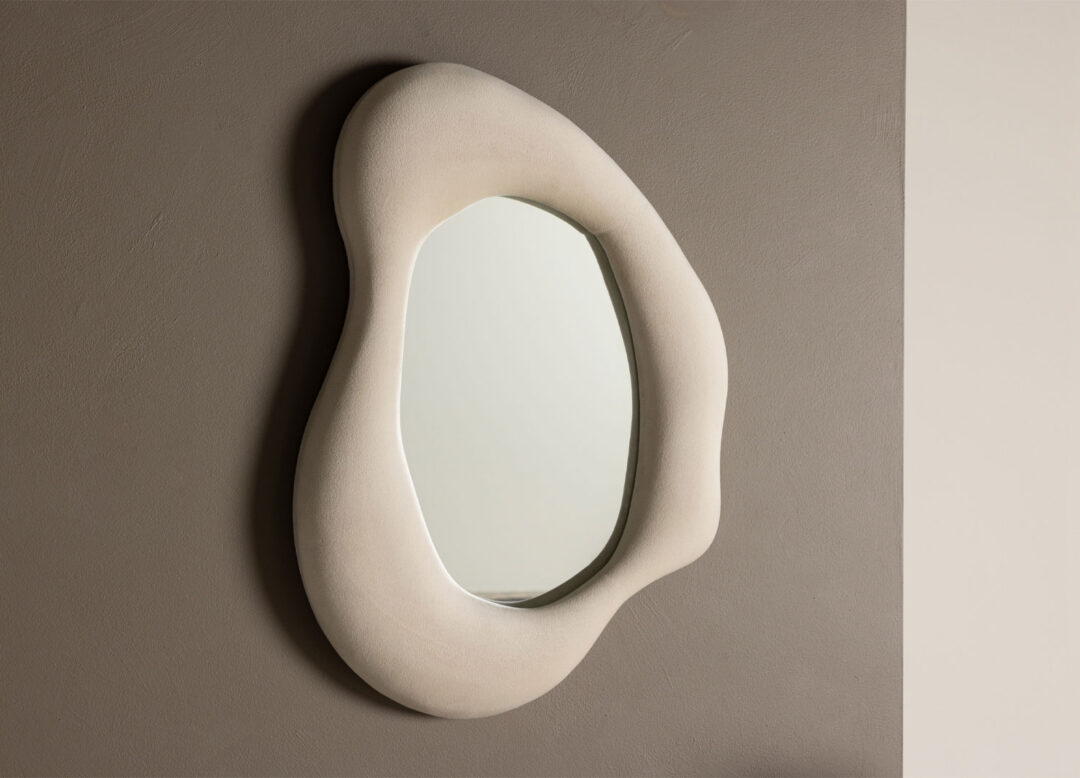 Miroir de forme organique en velours beige