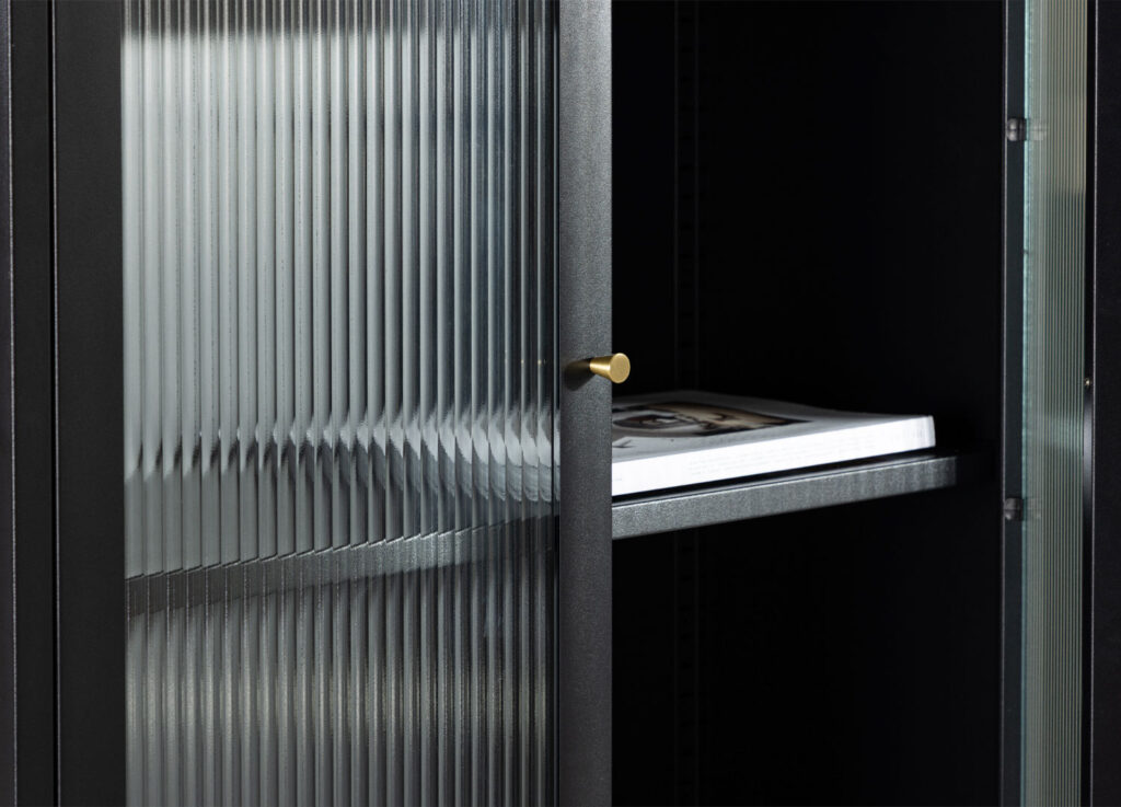 Vitrine 180cm en métal noir et portes en verre strié design