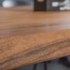 Table de repas en bois d'acacia massif avec bords ondulés