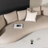 Canapé 4 places en tissu taupe clair forme haricot moderne