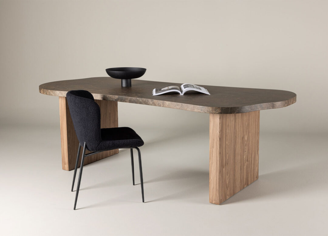Table de salle à manger aspect marbre brun forme organique 230cm