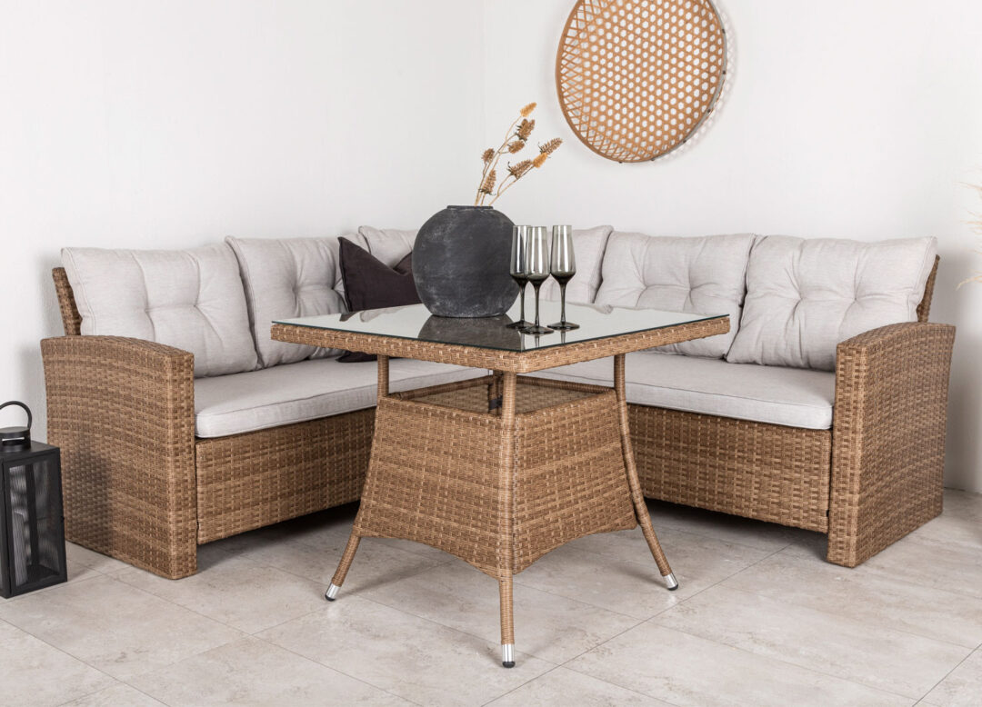 Salon de jardin en rotin synthétique avec coussins et table basse verre
