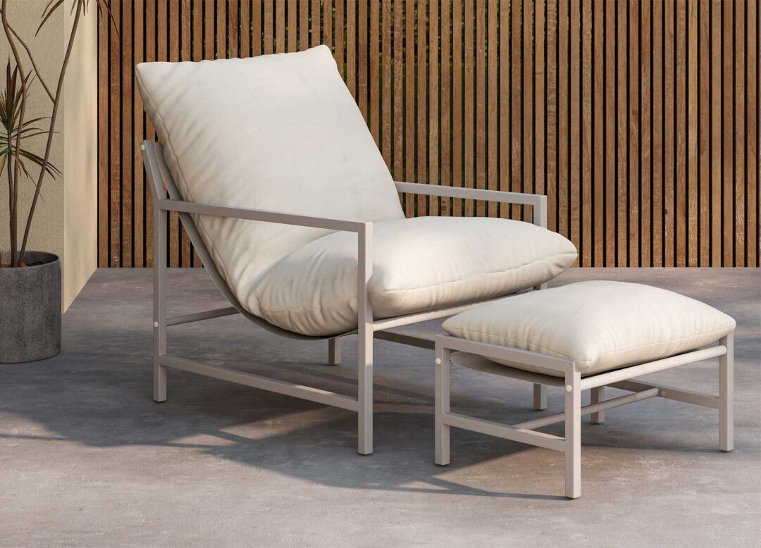 Fauteuil de jardin beige avec repose pieds et coussins