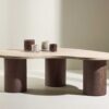Table basse organique aspect travertin et bois moka