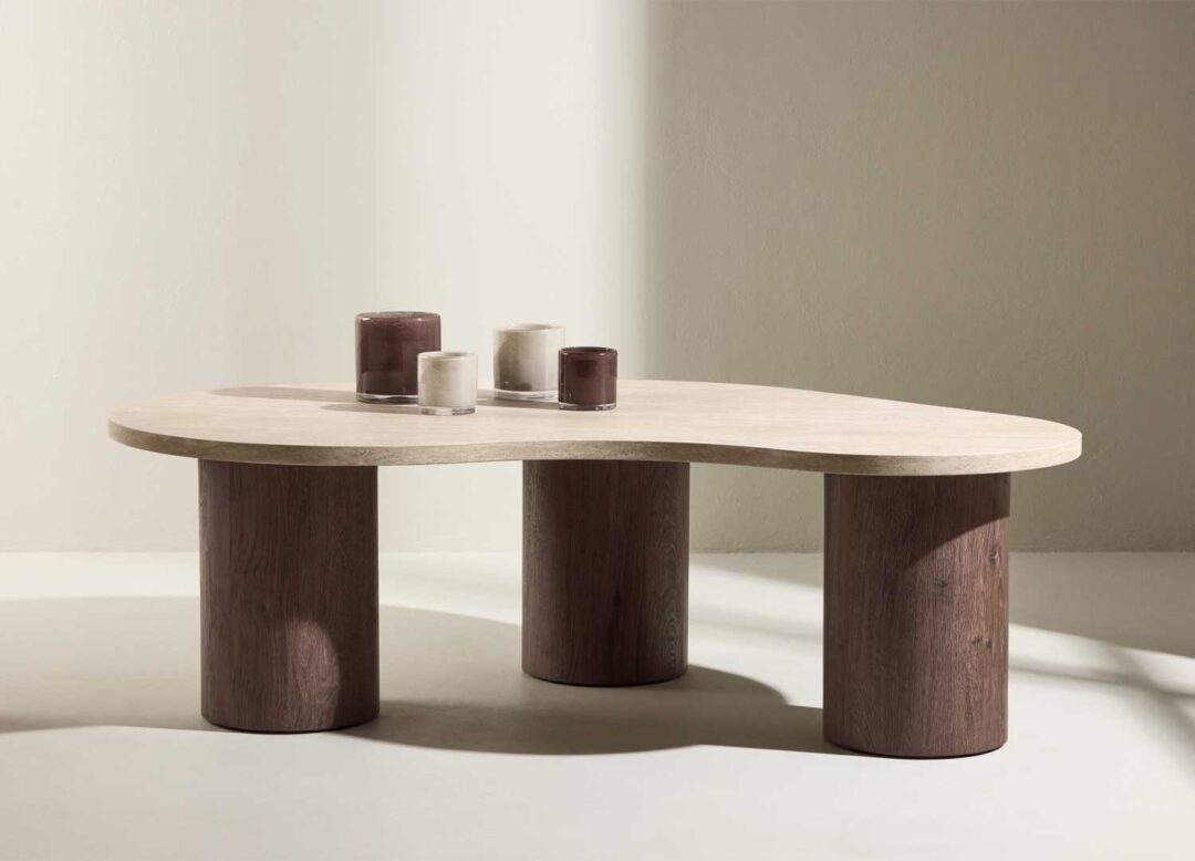 Table basse organique aspect travertin et bois moka