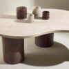 Table basse organique aspect travertin et bois moka