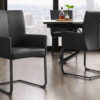 Chaise de salle à manger en cuir noir avec accoudoirs